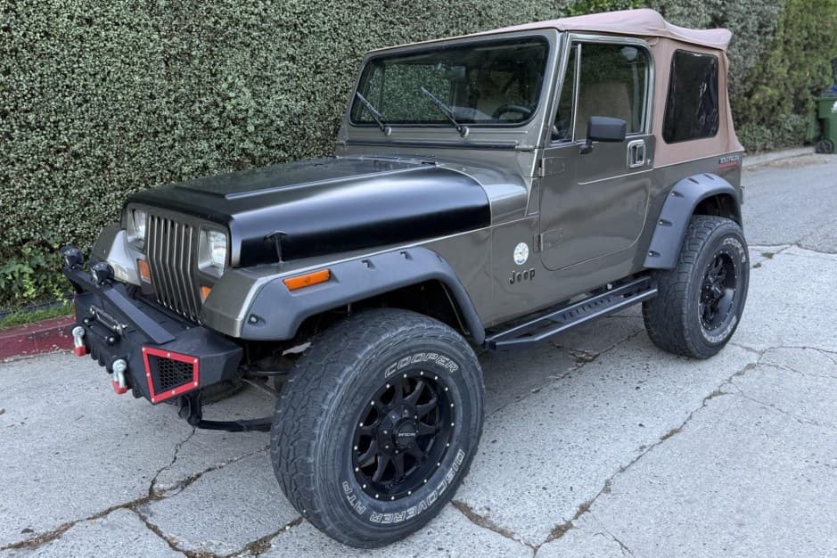 1990 Jeep Wrangler YJ (1987-1995) sold for $6,368