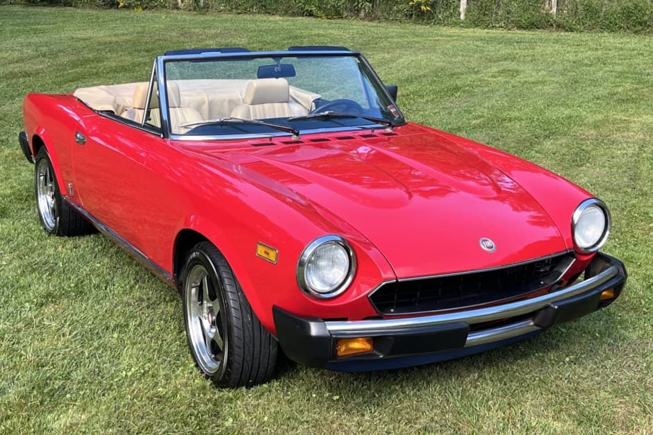 1981 Fiat 124 Spider (1966-1985) sold for $8,800