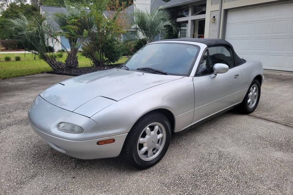 1990 Mazda NA MX-5 Miata sold for $8,100