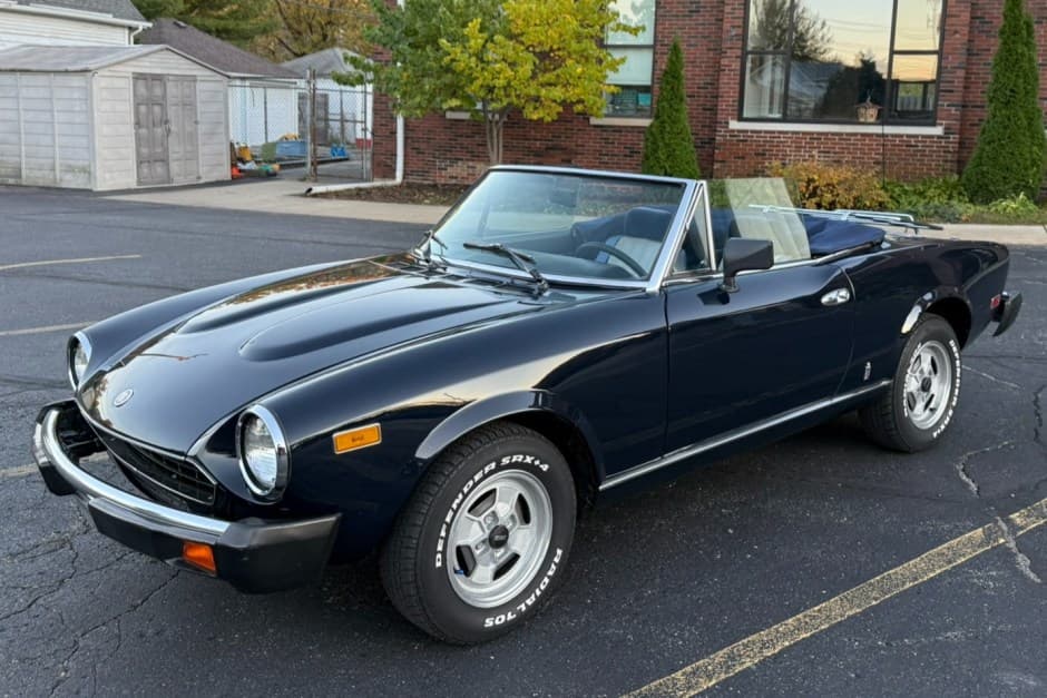 1981 Fiat 124 Spider (1966-1985) sold for $15,500