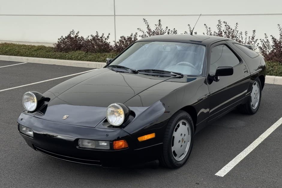 1990 Porsche 928 sold for $13,250