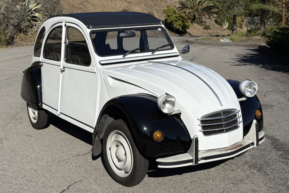 0 Citroen 2CV sold for $9,250