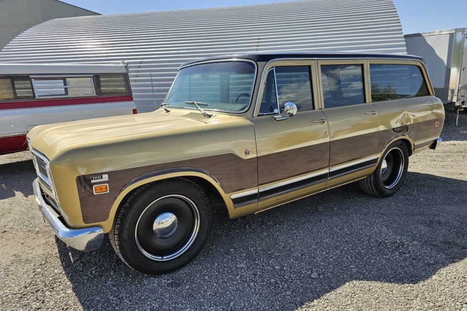 1971 International Harvester Travelall sold for $14,500