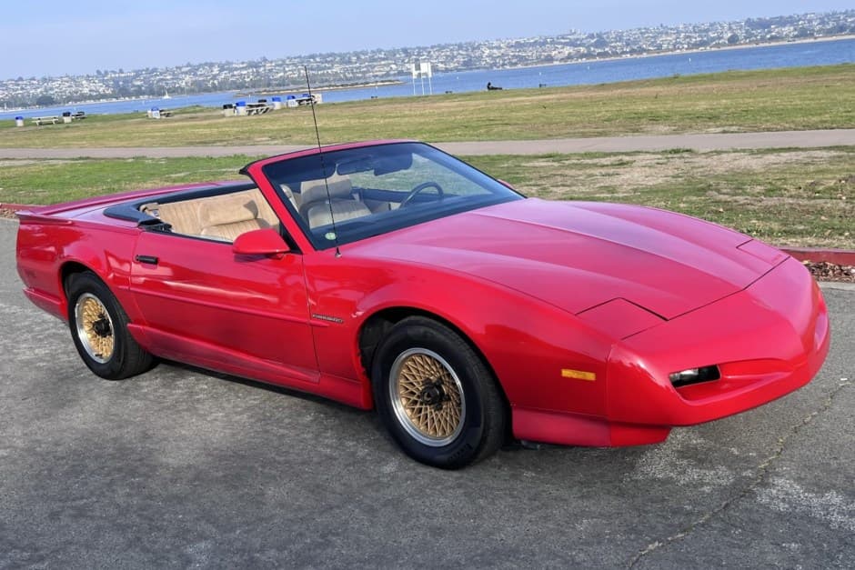 1992 Pontiac Firebird (3rd Generation – 1982-1992) sold for $10,000