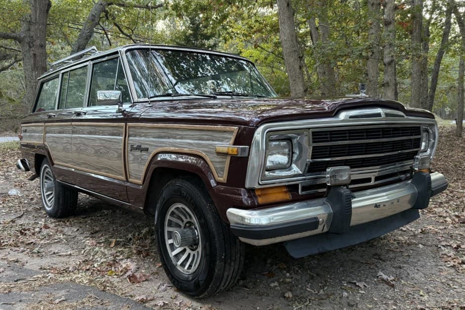 1989 Jeep SJ Grand Wagoneer sold for $14,250