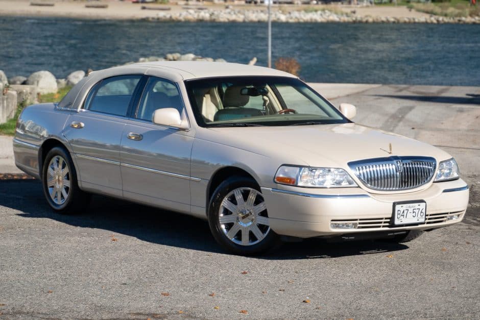 2003 Lincoln Town Car sold for $10,500