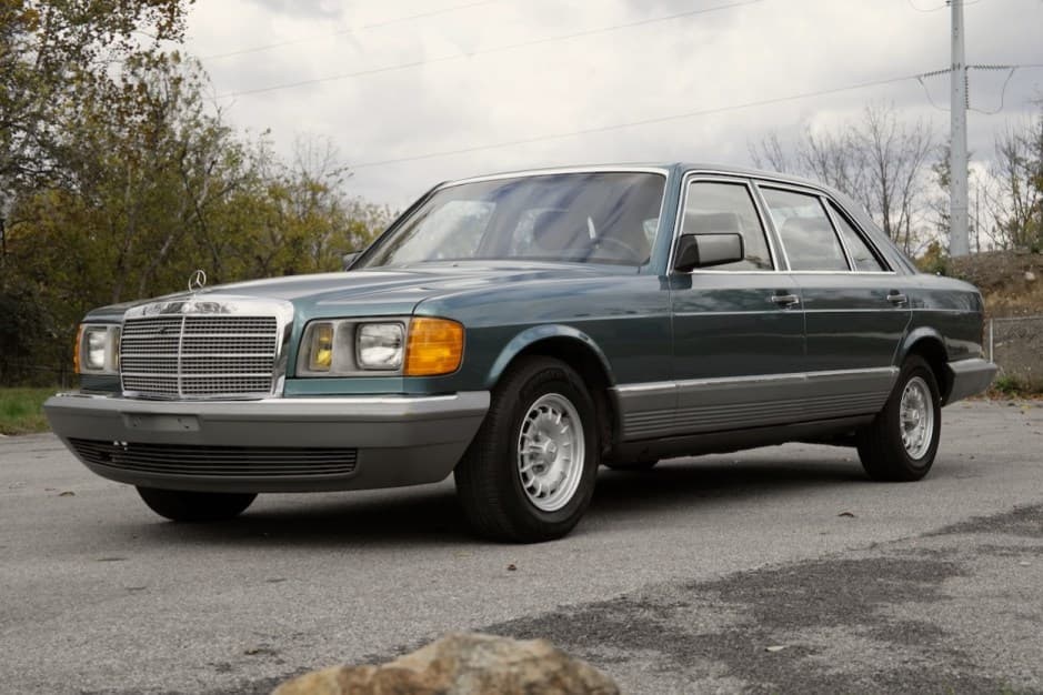 1985 Mercedes-Benz W126 S-Class sold for $16,550