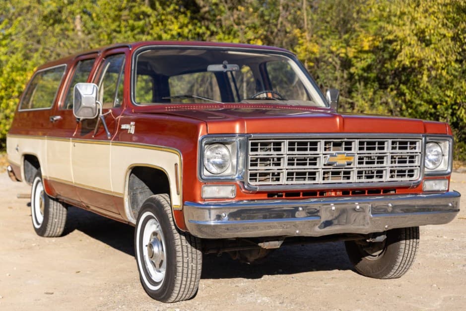 1977 Chevrolet Suburban (1973-1991) sold for $16,000