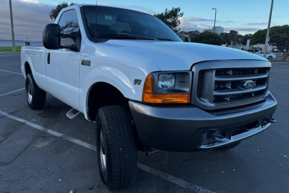 2000 Ford Super Duty 1999-2007 sold for $9,000