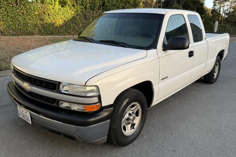 2001 Chevrolet Silverado GMT800 (1999-2007) sold for $8,000