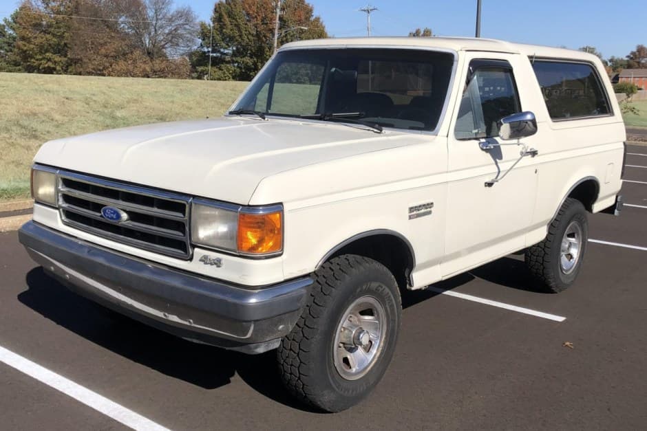 1991 Ford Bronco 4th-5th Generations 1987-1996 sold for $8,100
