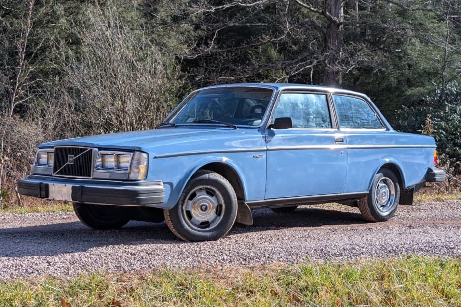 1982 Volvo 240 sold for $6,900