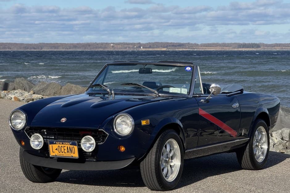 1980 Fiat 124 Spider (1966-1985) sold for $6,400