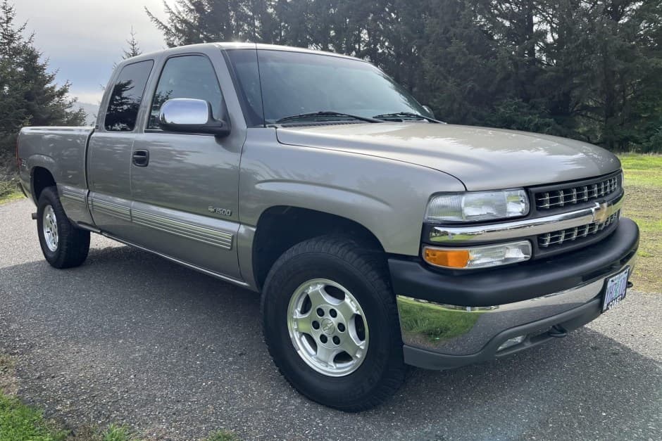 2001 Chevrolet Silverado GMT800 (1999-2007) sold for $15,750