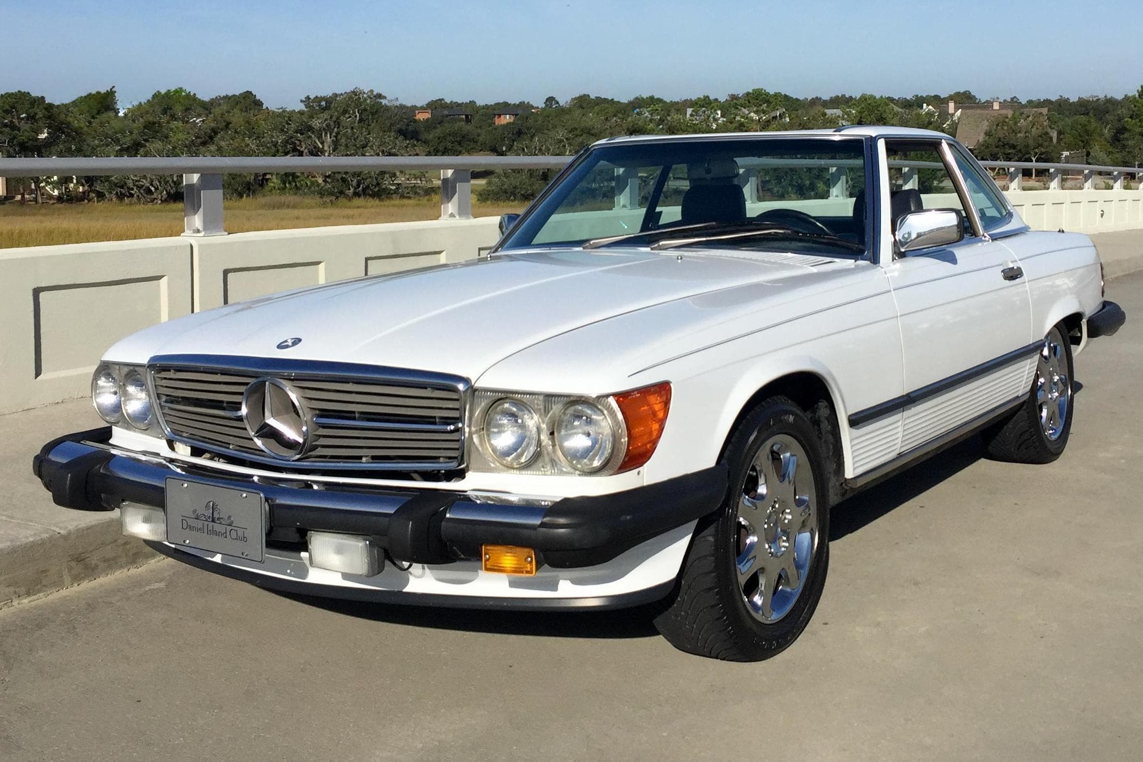1989 Mercedes-Benz R107 SL sold for $9,300