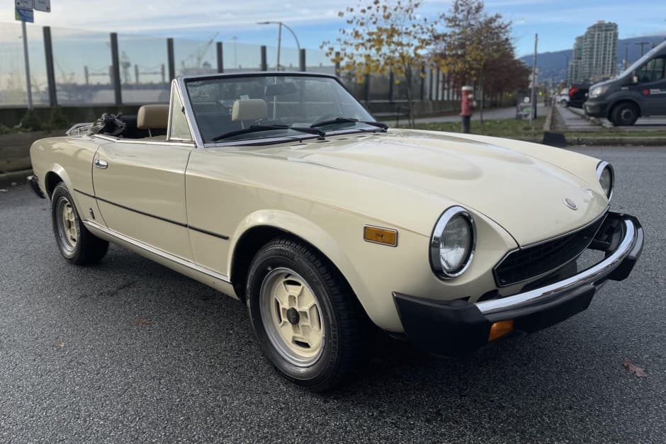 1980 Fiat 124 Spider (1966-1985) sold for $3,000