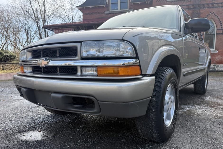 2004 Chevrolet S-10 (1994-2004) sold for $9,500
