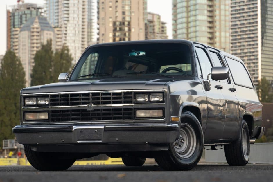 1989 GMC Suburban (1973-1991) sold for $9,300