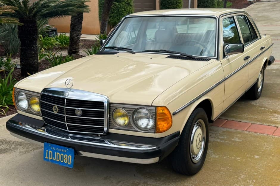 1981 Mercedes-Benz W123 sold for $10,750