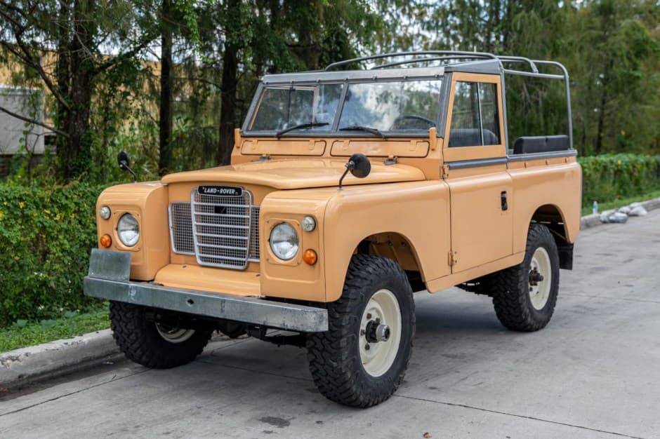 1977 Land Rover Series 88 sold for $14,388