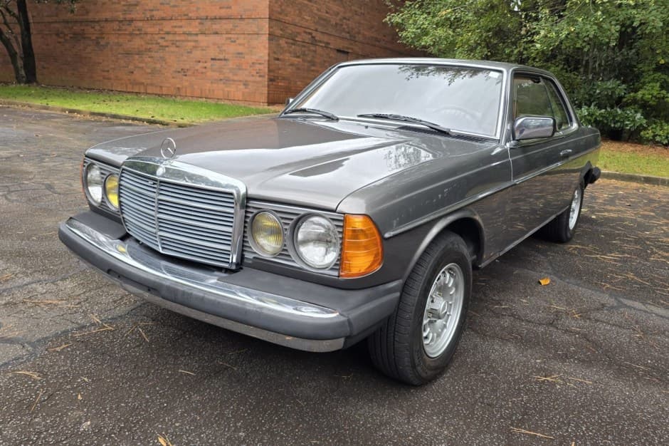 1983 Mercedes-Benz W123 sold for $11,000