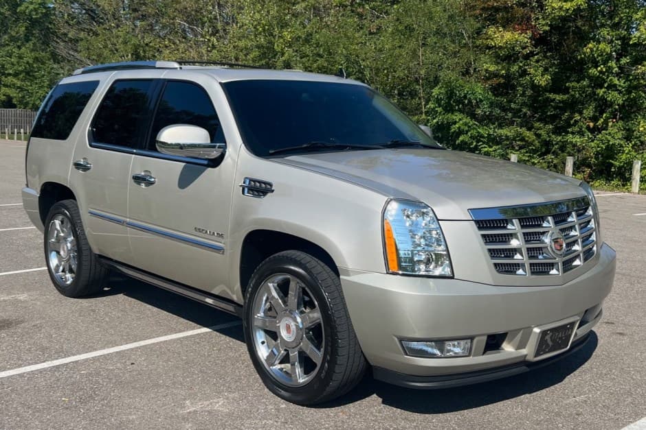 2013 Cadillac Escalade & EXT GMT900 (2007-2014) sold for $18,000