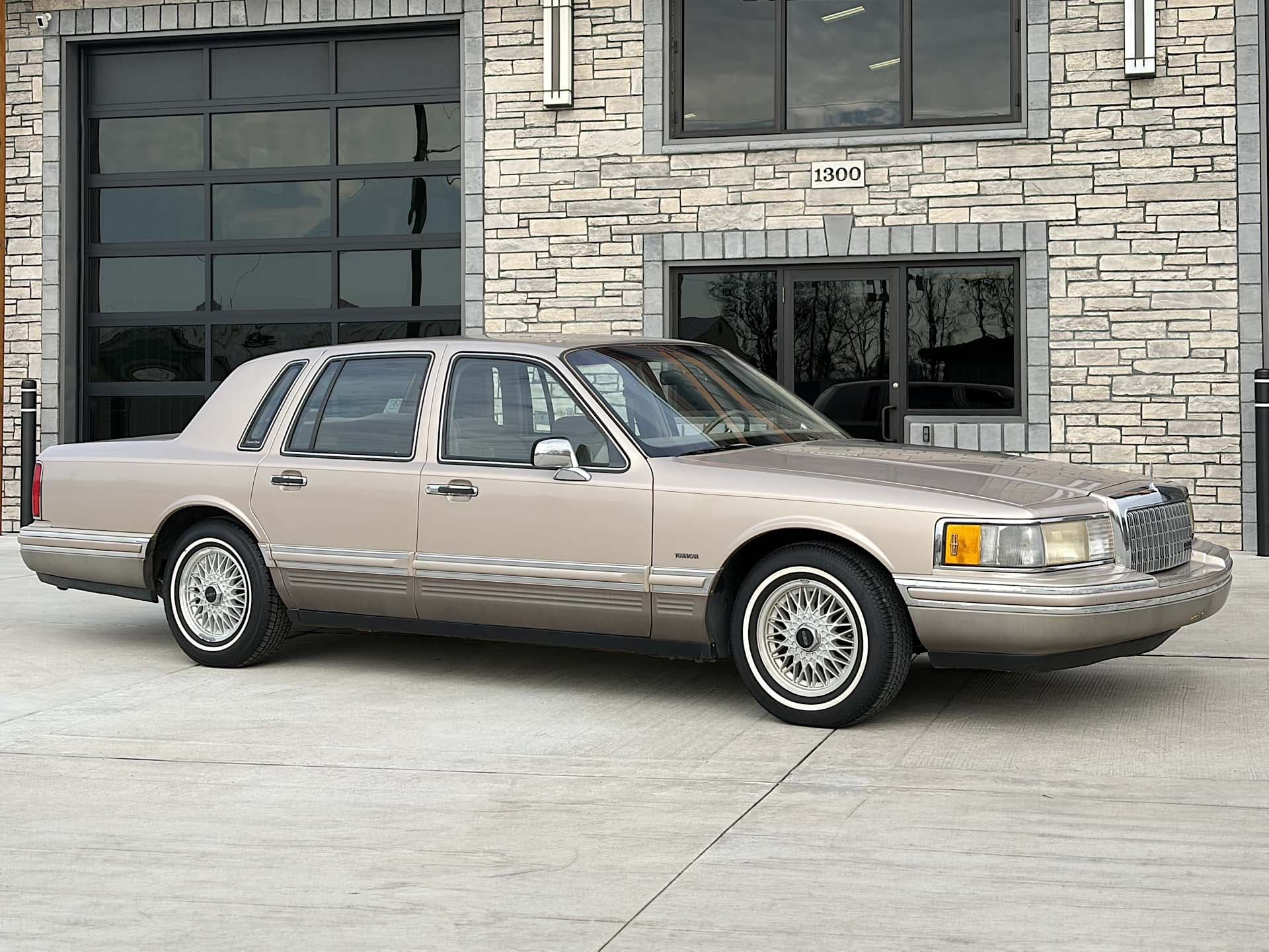1993 Lincoln Town Car sold for $4,100