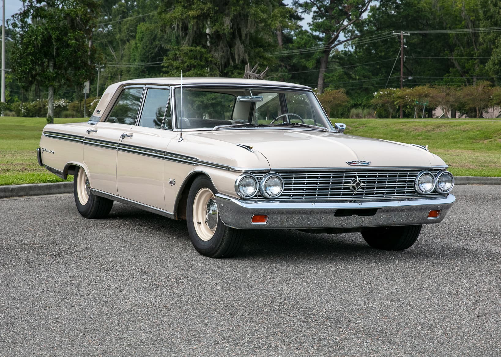 1962 Ford Galaxie 500 sold for $10,000