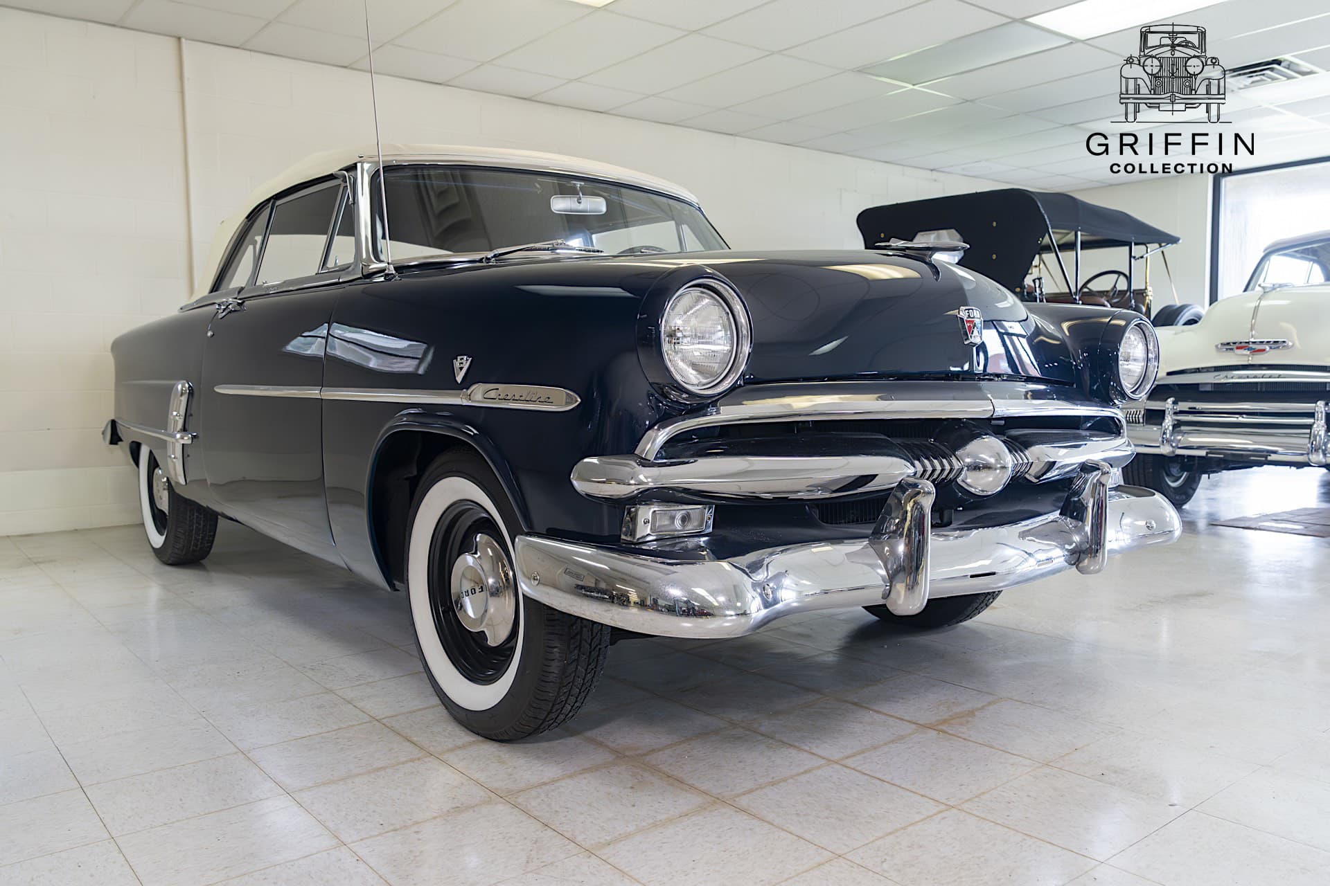 1953 Ford Crestline sold for $18,050