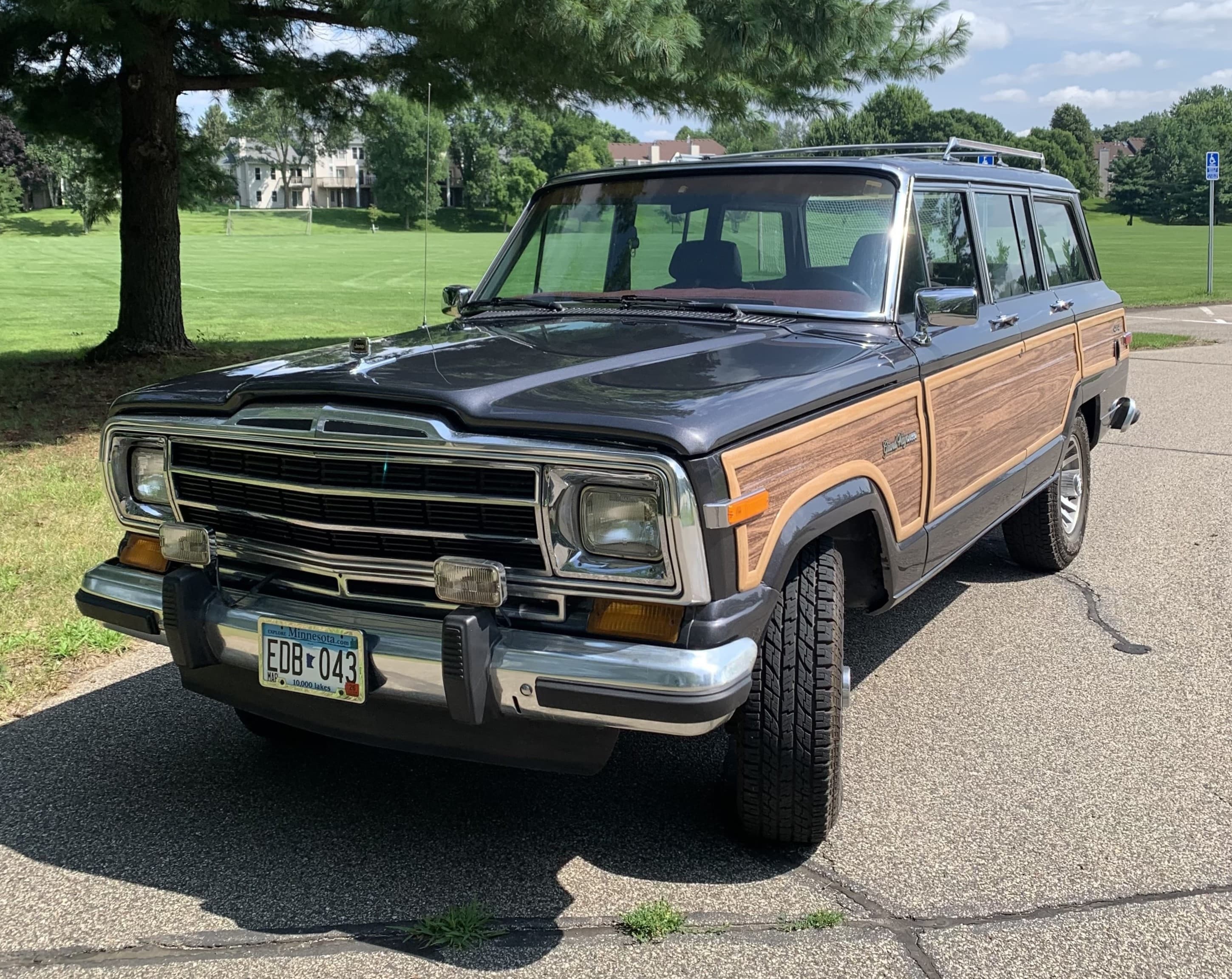 1989 Jeep Grand Wagoneer sold for $8,250