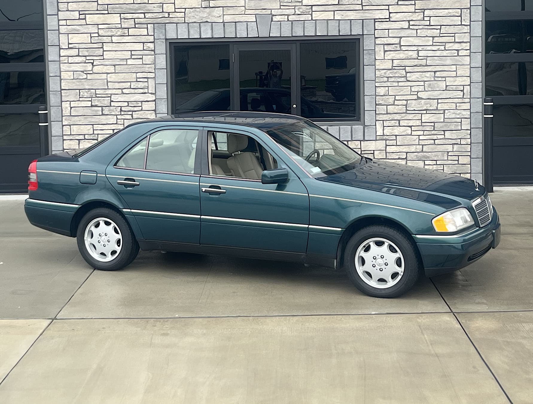 1995 Mercedes-Benz C 280 sold for $7,000