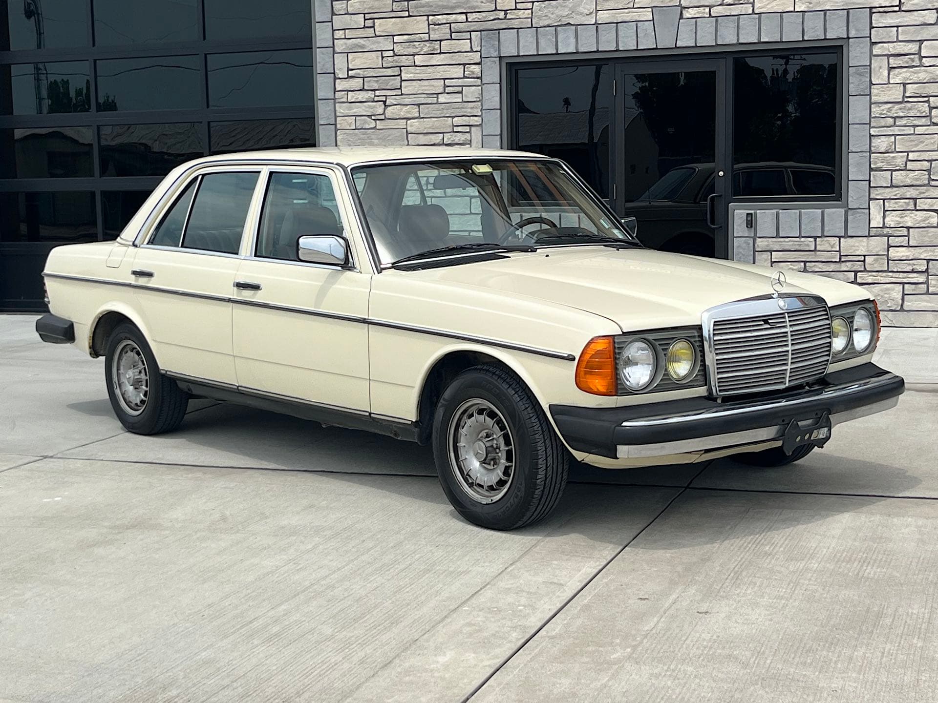 1983 Mercedes-Benz 300 D Turbodiesel sold for $3,777
