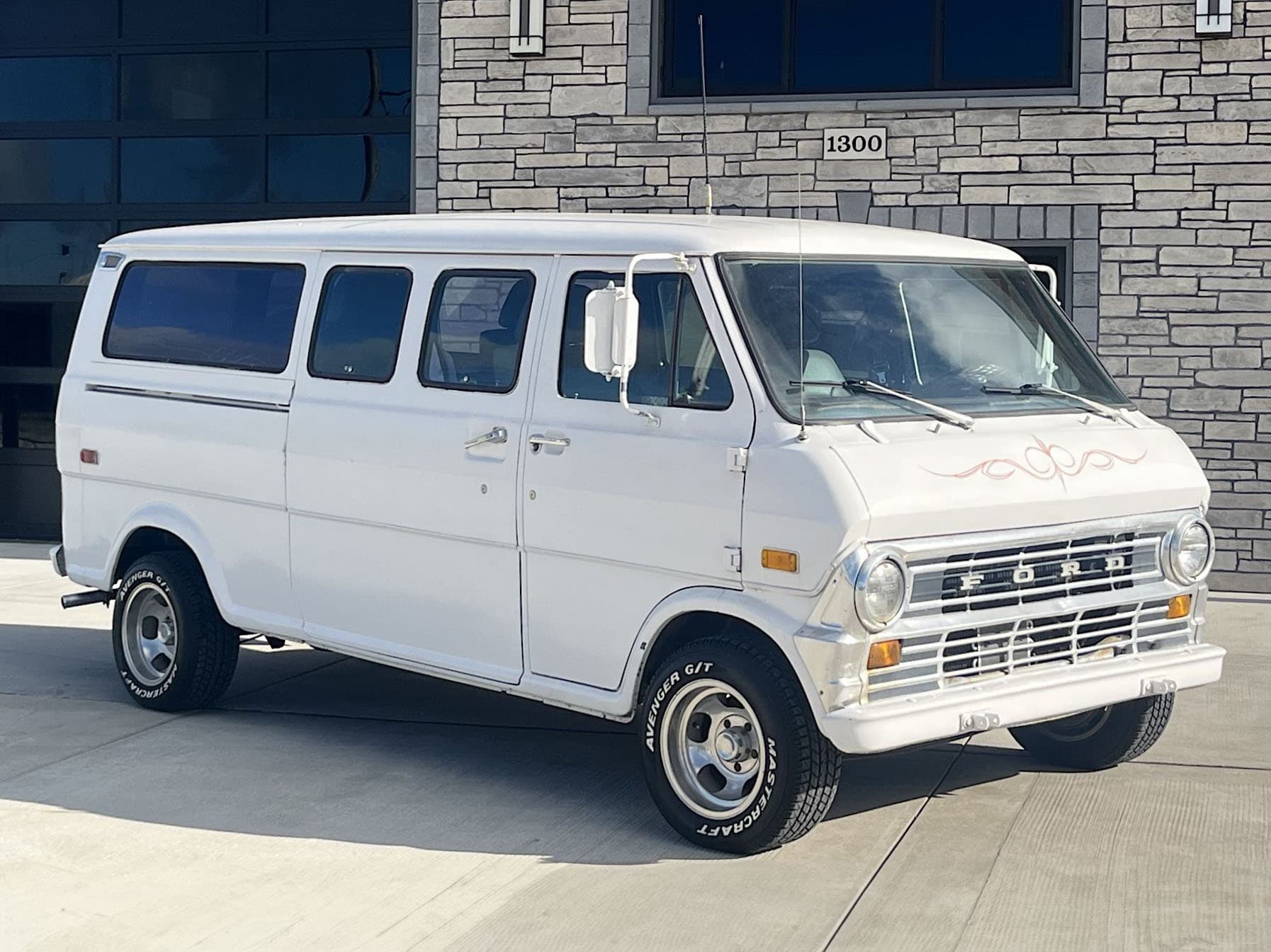 1972 Ford E-200 Econoline sold for $3,550