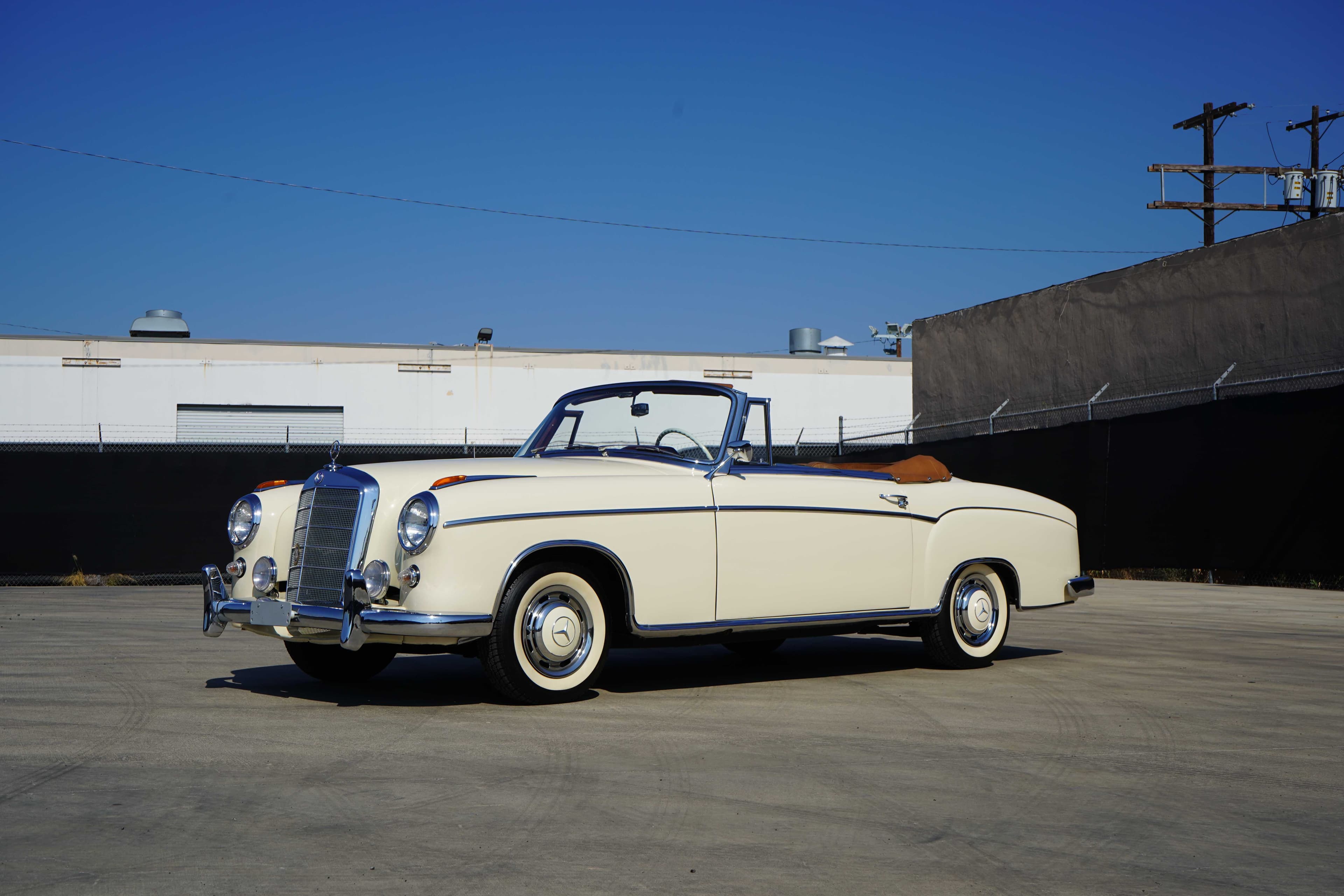 1960 Mercedes-Benz 220SE sold for $88,500