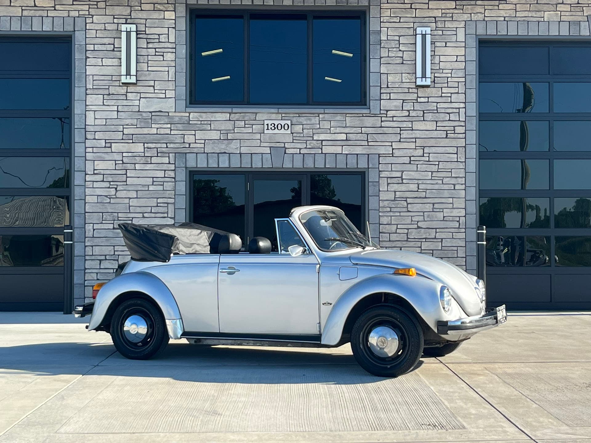 1979 Volkswagen Super Beetle sold for $9,250