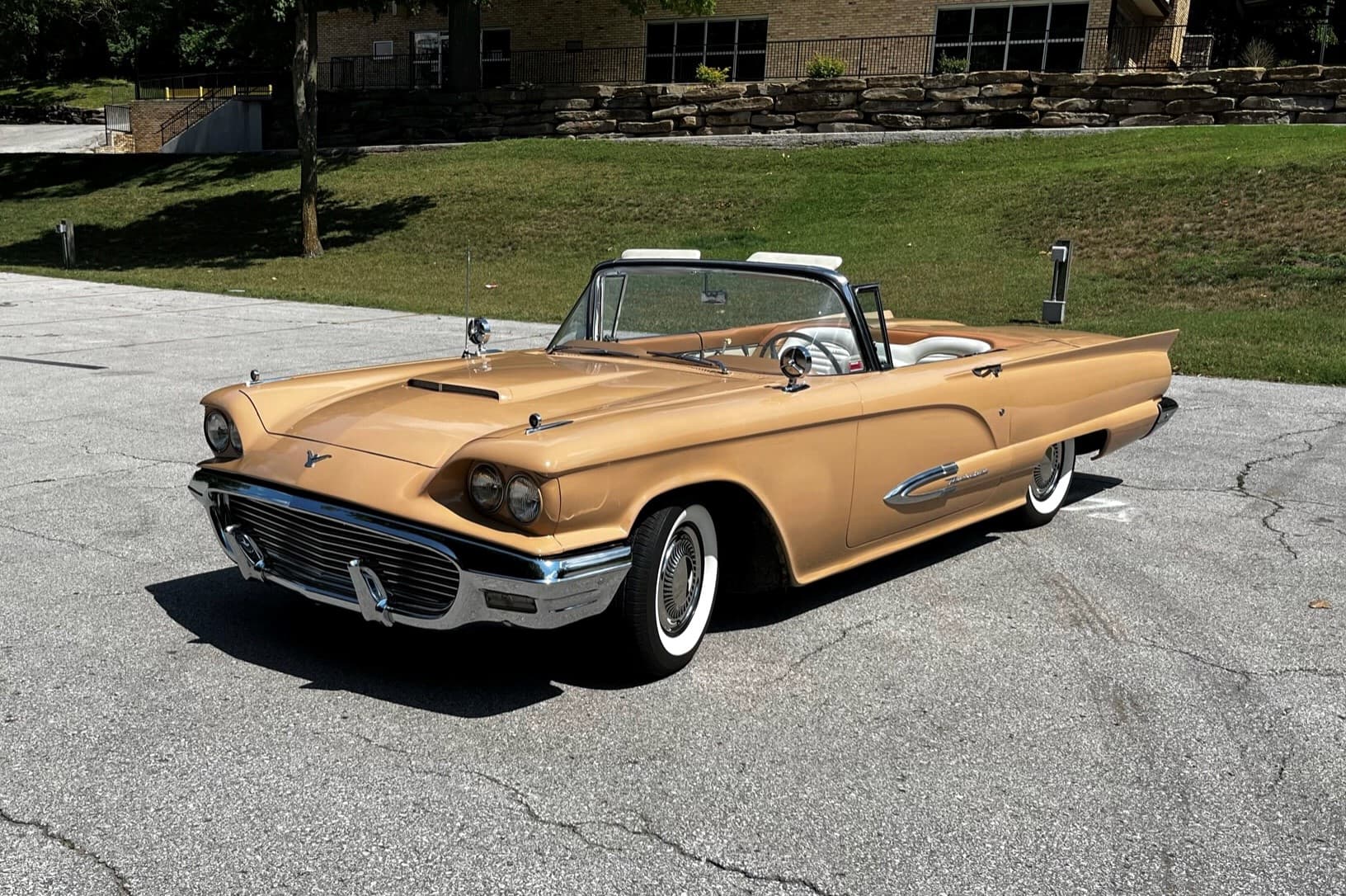 1959 Ford Thunderbird sold for $19,500