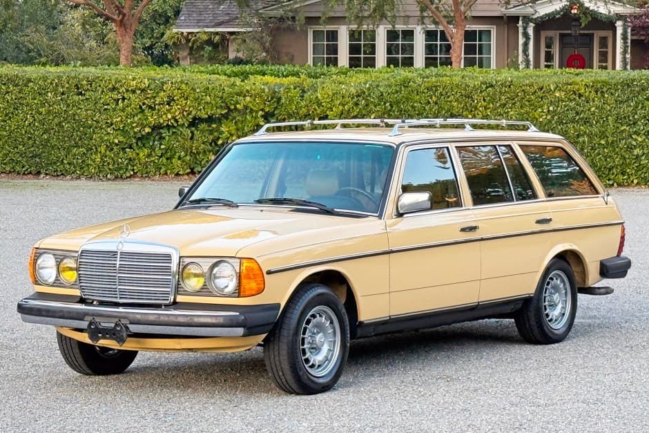 1983 Mercedes-Benz W123 sold for $20,500