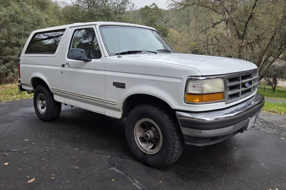 1995 Ford Bronco 4th-5th Generations 1987-1996 sold for $5,400