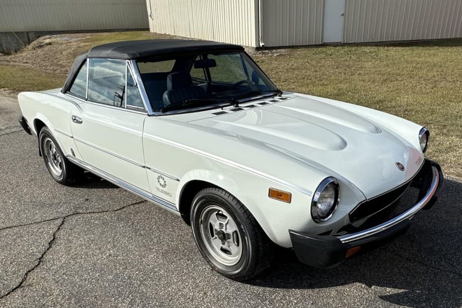 1981 Fiat 124 Spider (1966-1985) sold for $10,500
