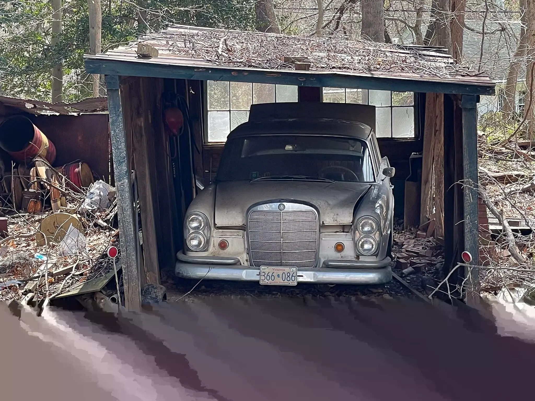 1965 Mercedes-Benz 230S sold for $1,000