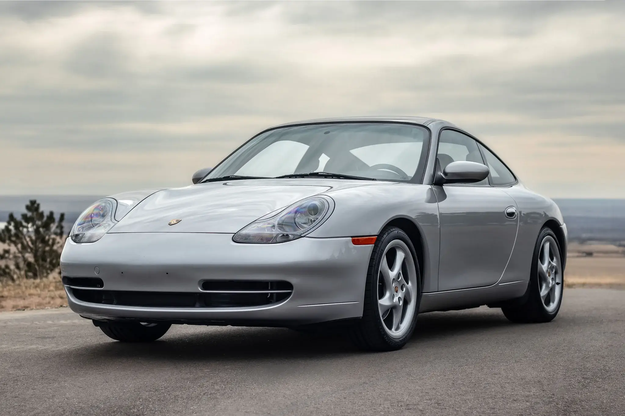 2000 Porsche 911 Carrera sold for $33,050