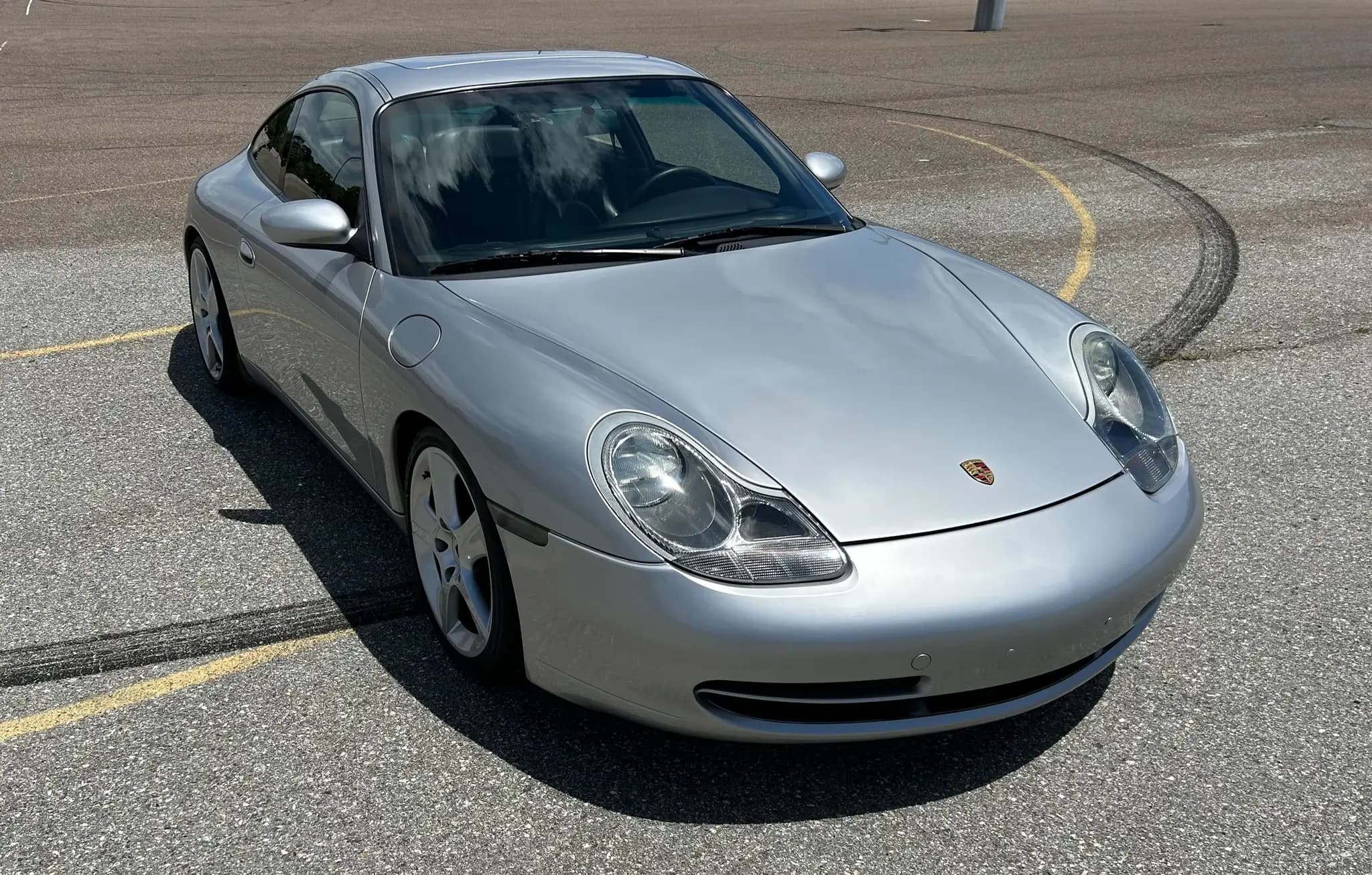 1999 Porsche 911 Carrera sold for $18,500
