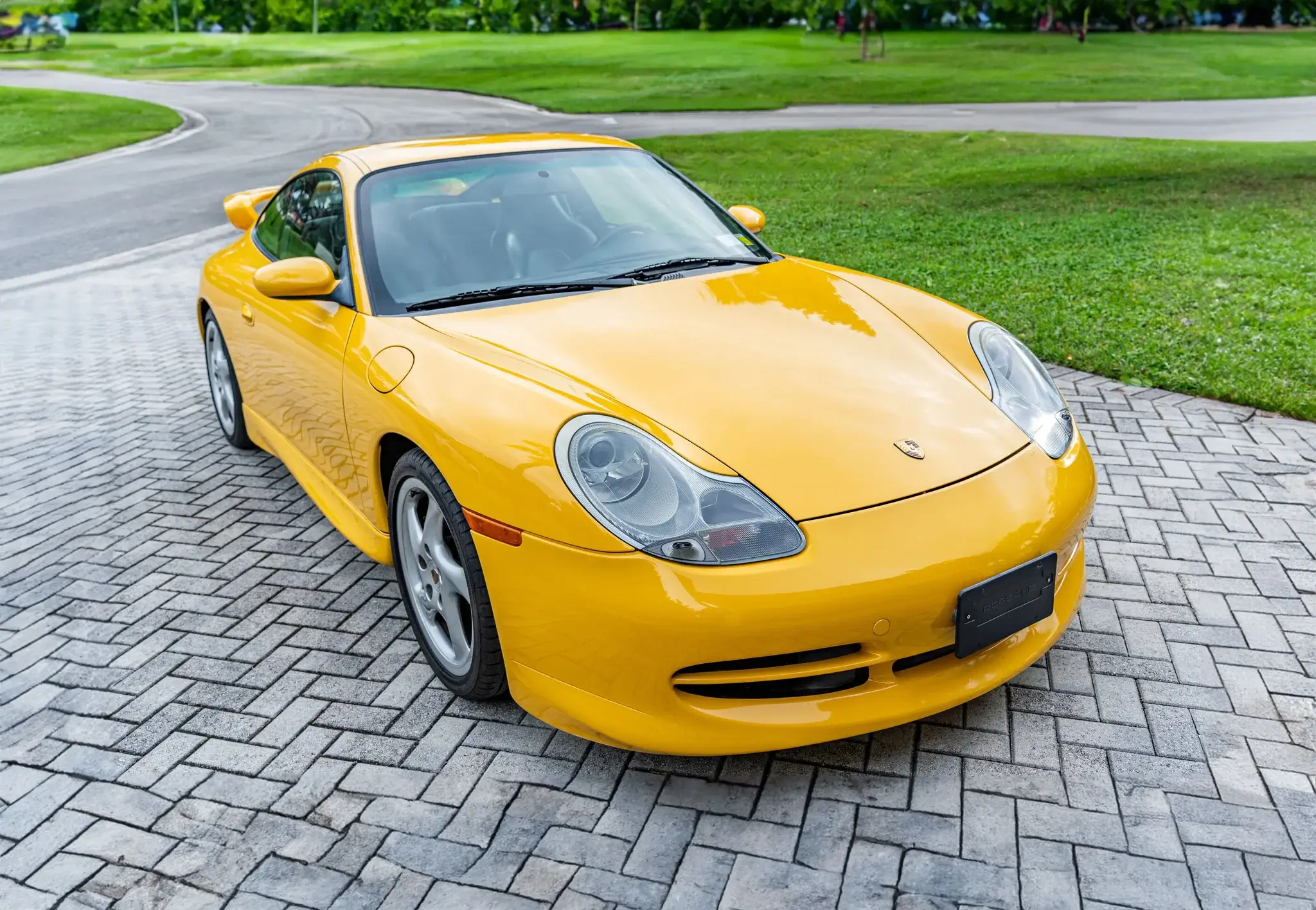 1999 Porsche 911 Carrera 4 sold for $36,500