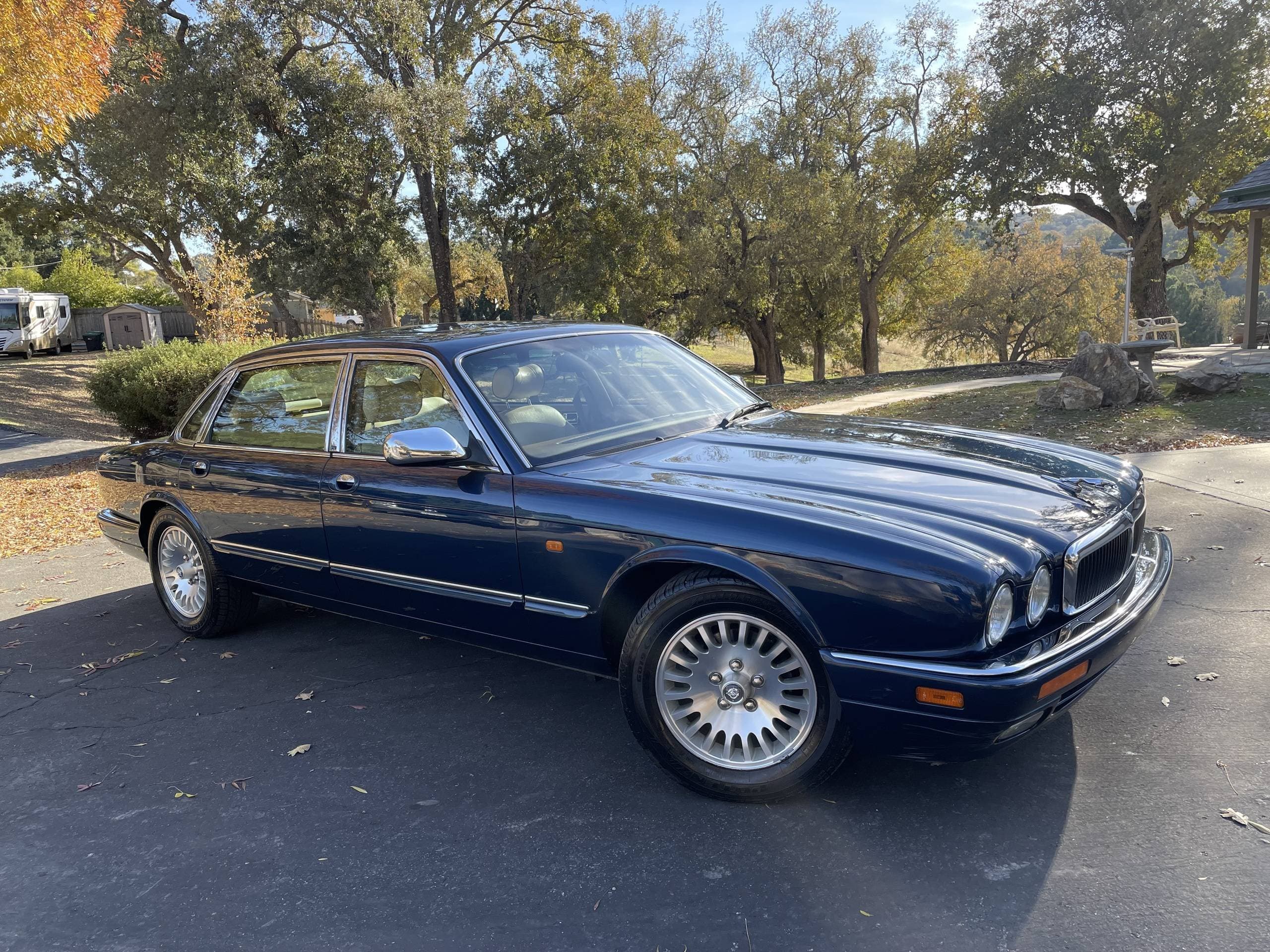 1996 Jaguar XJ12 sold for $3,877