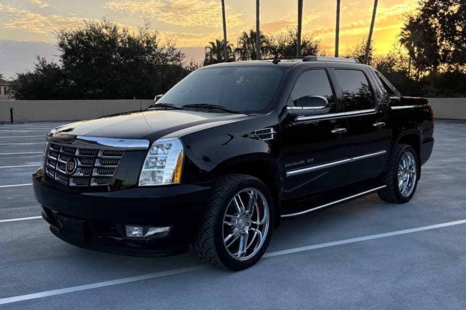 2012 Cadillac Escalade & EXT GMT900 (2007-2014) sold for $31,000