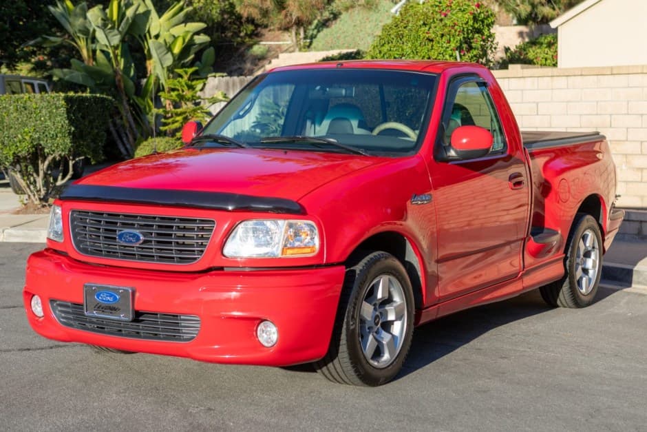 2001 Ford F-150 SVT Lightning sold for $33,900