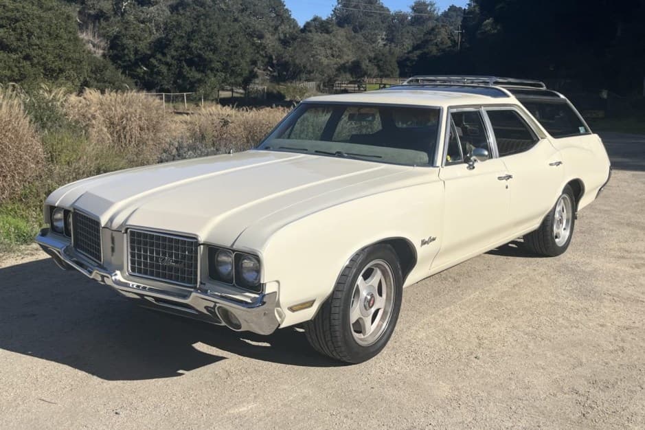 1972 Oldsmobile Vista Cruiser sold for $14,000