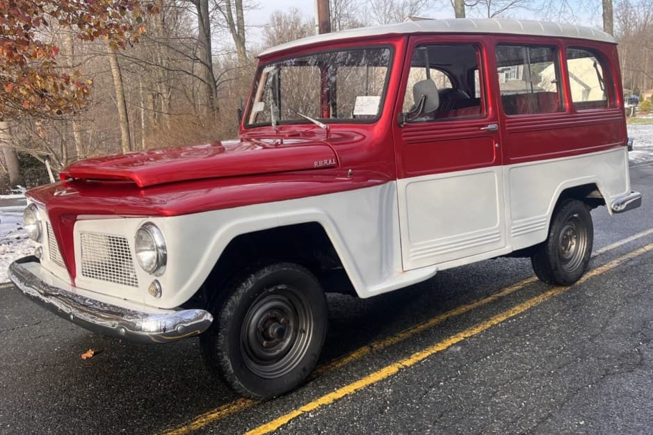 1971 Willys Jeep Wagon sold for $6,800