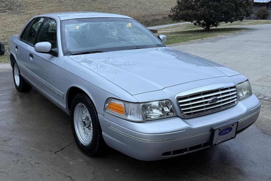 2001 Ford Crown Victoria sold for $6,000