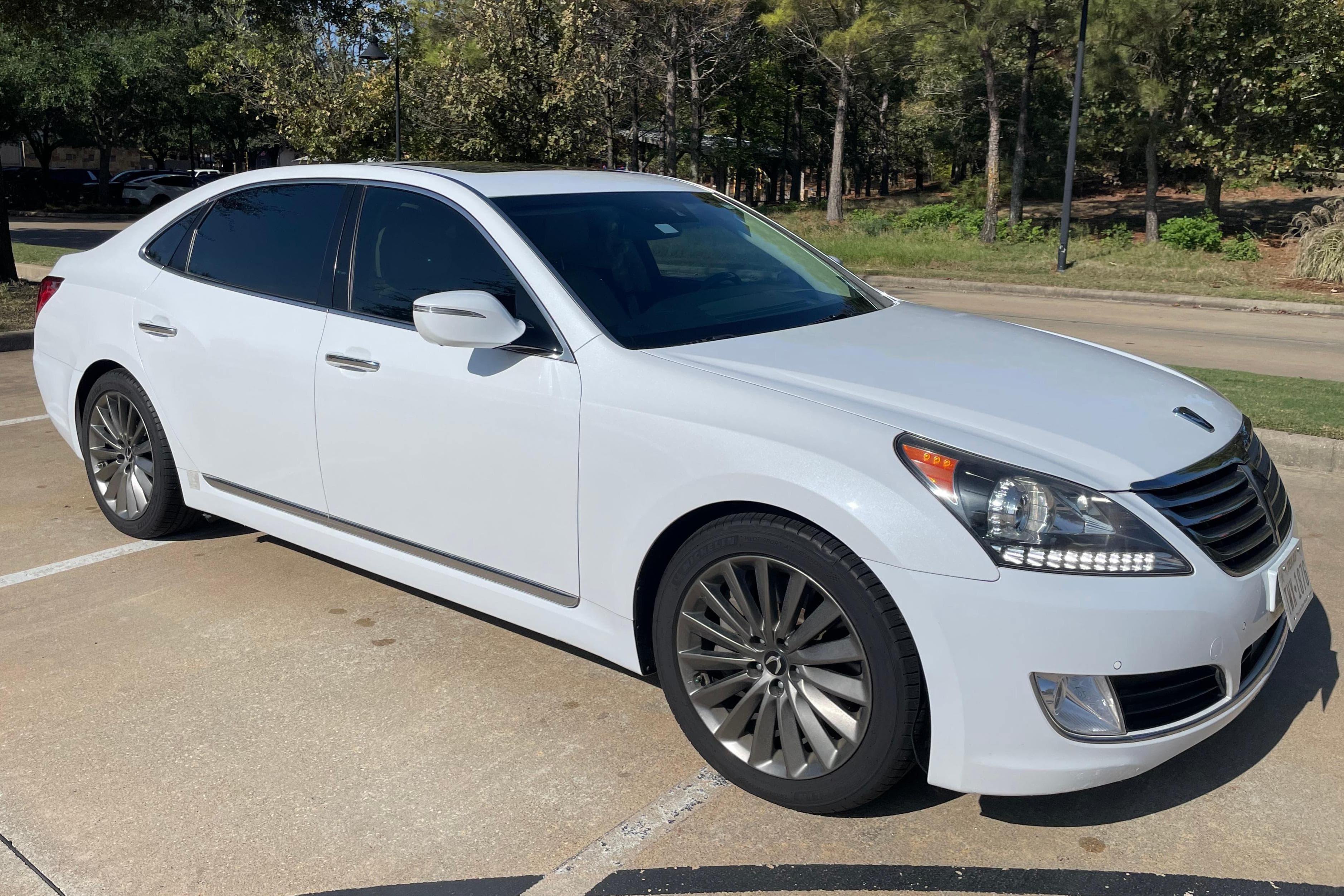 2015 Hyundai Equus sold for $12,100